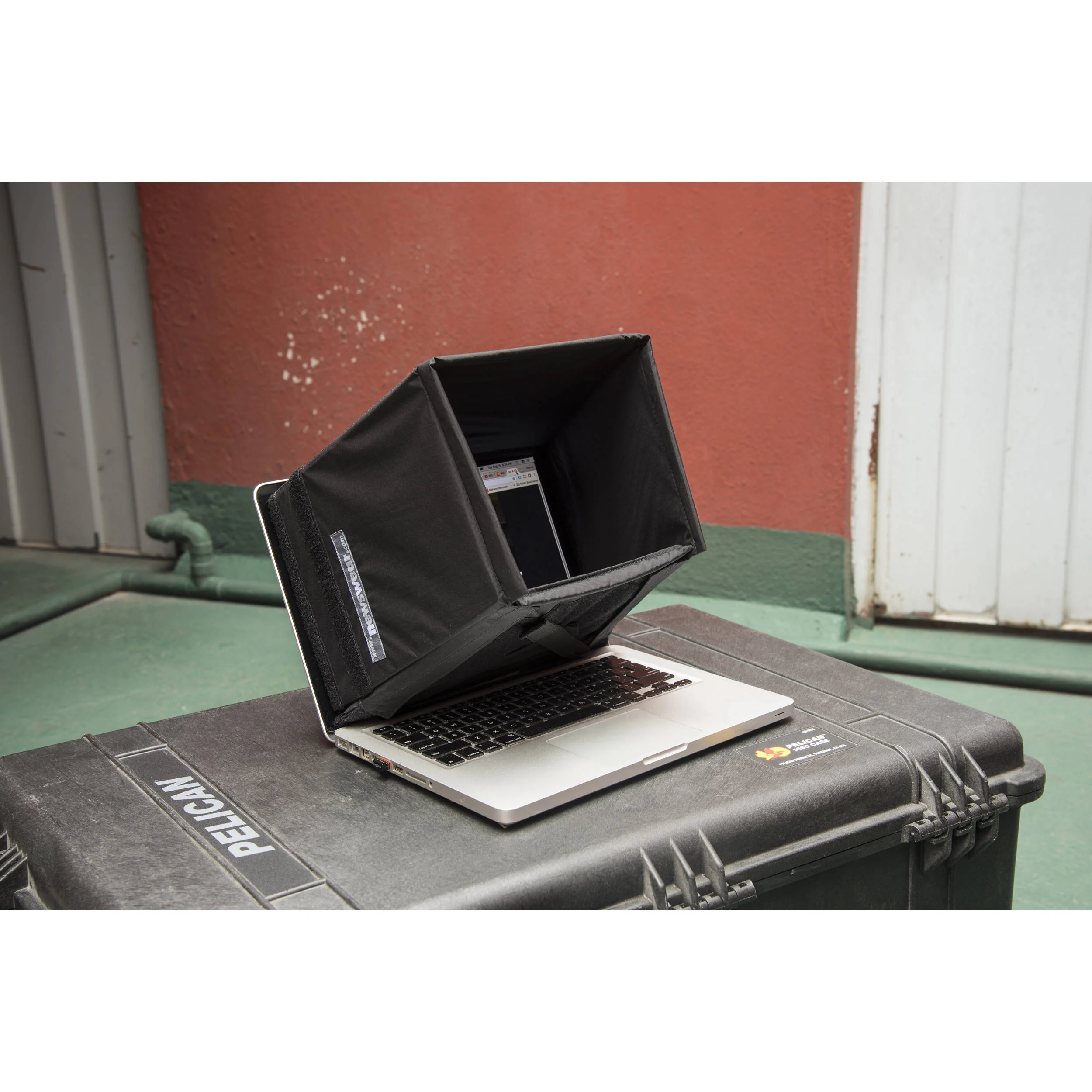 Newswear Darkroom 15" Laptop Shade & Cape - Image 5