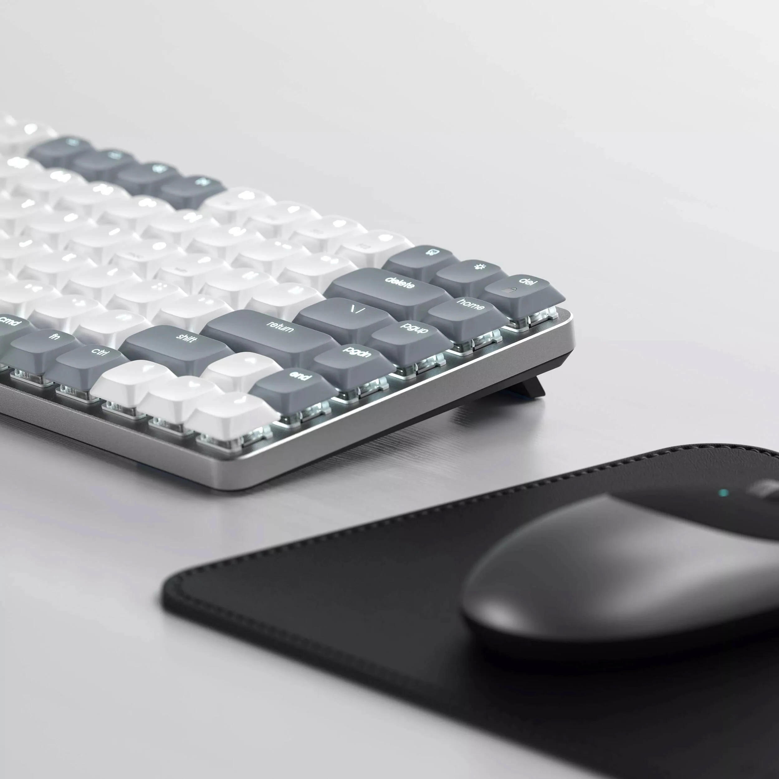 Satechi SM1 Slim Wireless Backlit Mechanical Keyboard (Dark) - Image 6